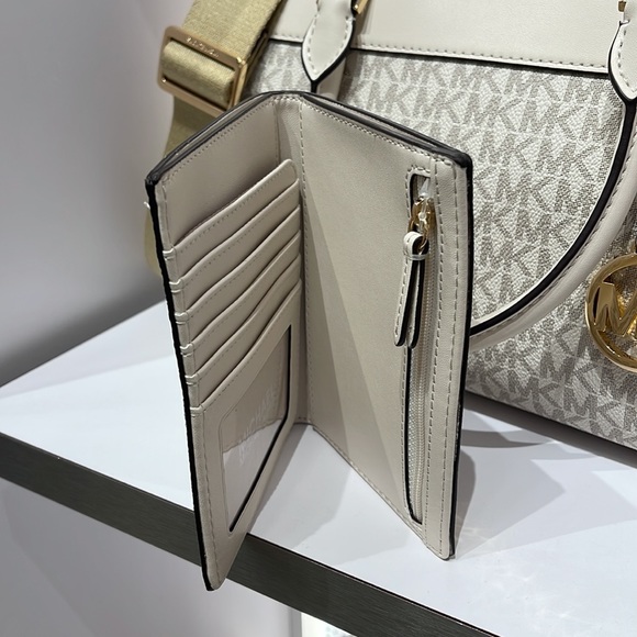 Michael Kors Jet Set Travel Passport Wallet
Light Cream Signature/Golden-NWT - Picture 3 of 16